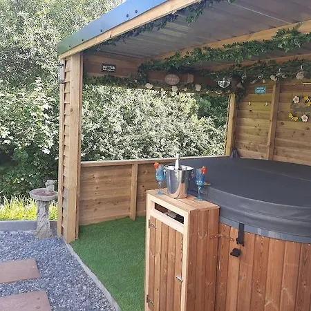 Anglesey New Modern Shepherds Hut With Spa Hot Tub Gwalchmai Exterior foto
