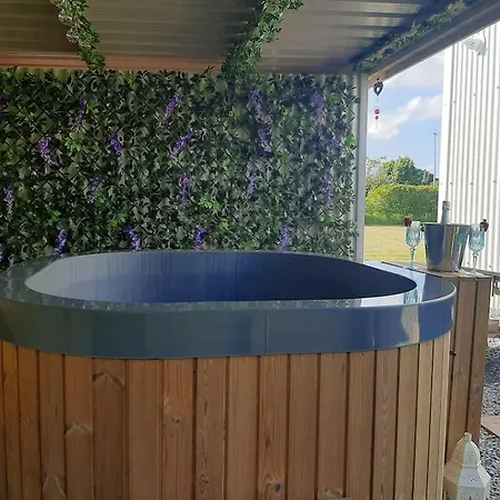 Anglesey New Modern Shepherds Hut With Spa Hot Tub Gwalchmai Exterior foto
