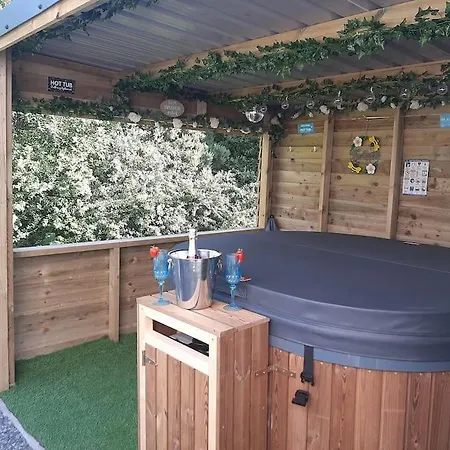 Anglesey New Modern Shepherds Hut With Spa Hot Tub Gwalchmai Exterior foto