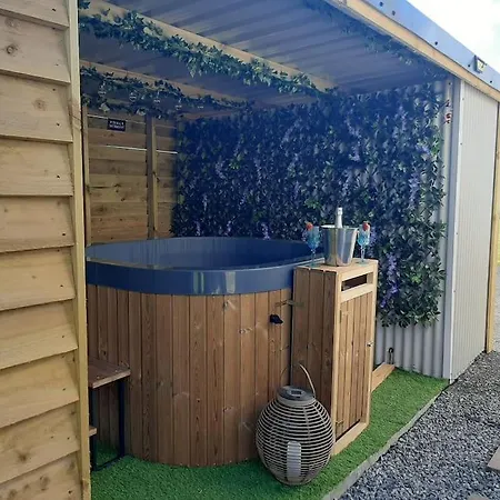 Anglesey New Modern Shepherds Hut With Spa Hot Tub Gwalchmai Exterior foto