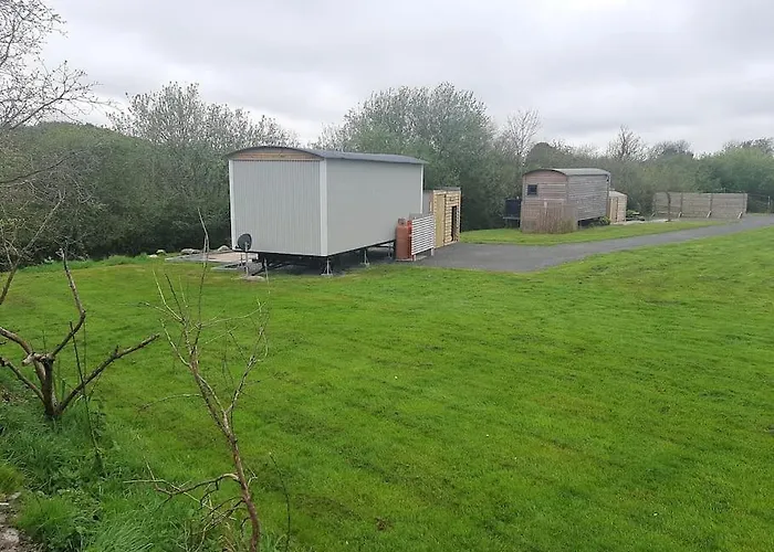 Anglesey New Modern Shepherds Hut With Spa Hot Tub