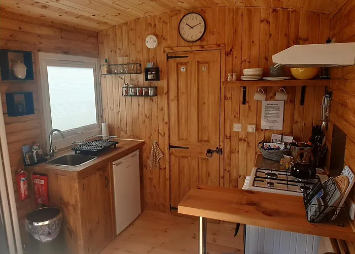 Anglesey New Modern Shepherds Hut With Spa Hot Tub