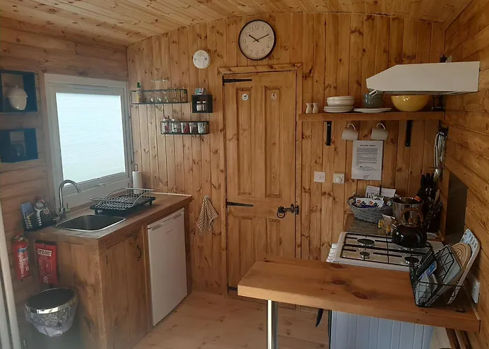 Anglesey New Modern Shepherds Hut With Spa Hot Tub
