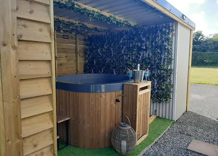 Anglesey New Modern Shepherds Hut With Spa Hot Tub