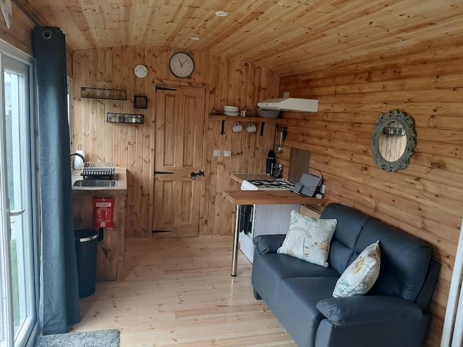Anglesey New Modern Shepherds Hut With Hot Tub *