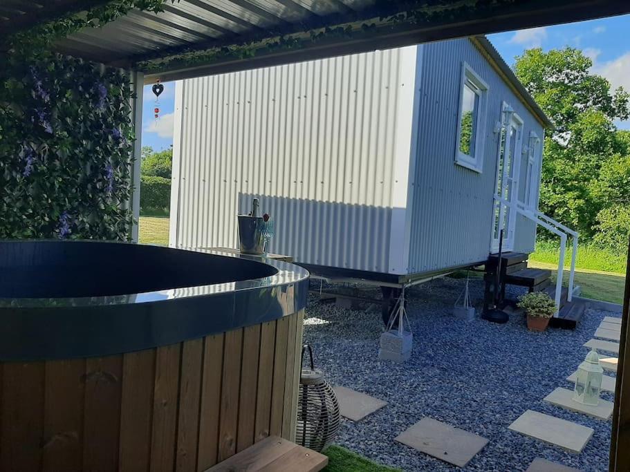 Anglesey New Modern Shepherds Hut With Hot Tub Gwalchmai
