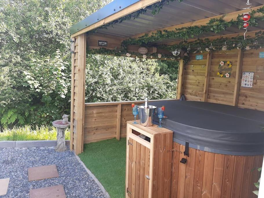 Holiday home Anglesey New Modern Shepherds Hut With Hot Tub