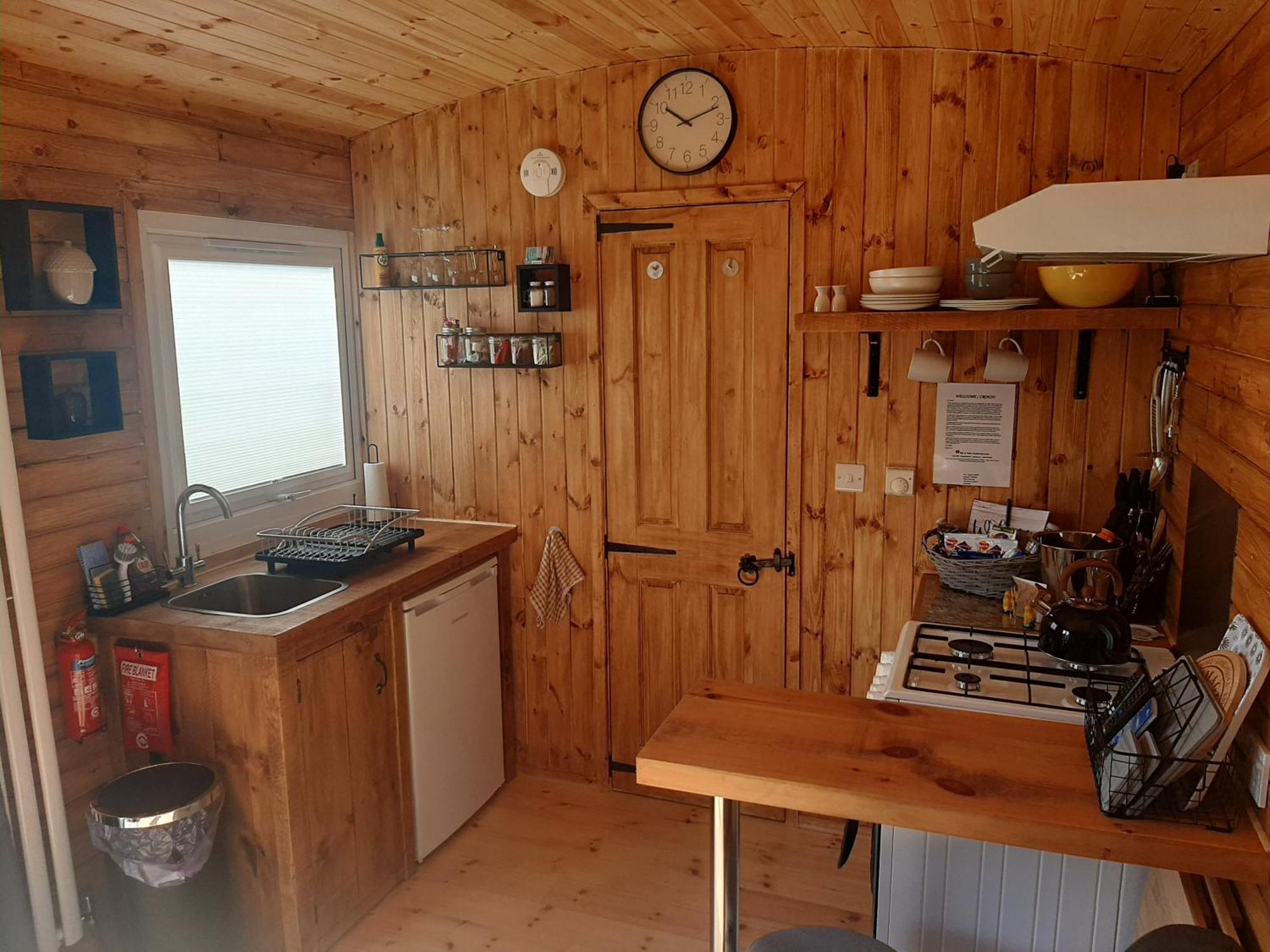 Anglesey New Modern Shepherds Hut With Hot Tub