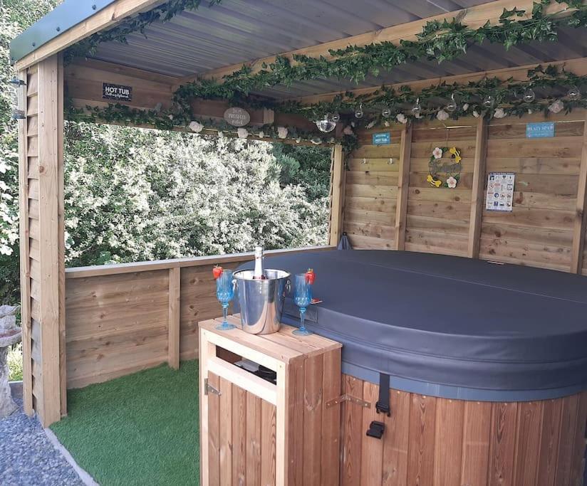 Anglesey New Modern Shepherds Hut With Hot Tub * Gwalchmai