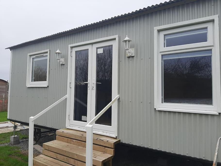 Anglesey New Modern Shepherds Hut With Hot Tub Holiday home