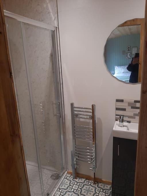 Holiday home Anglesey New Modern Shepherds Hut With Hot Tub Gwalchmai