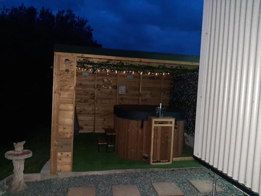 Anglesey New Modern Shepherds Hut With Hot Tub Holiday home