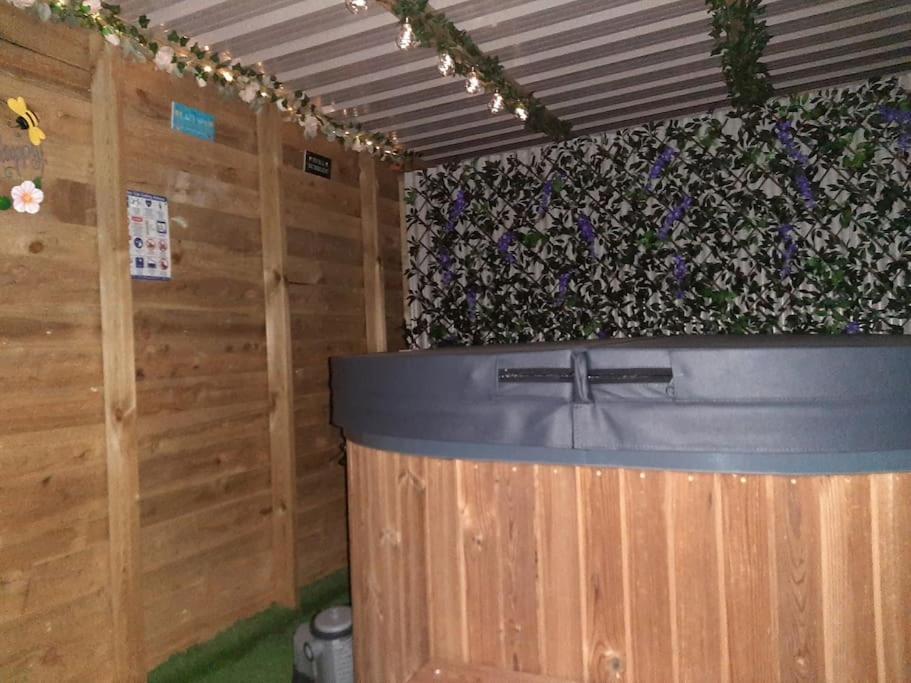 Anglesey New Modern Shepherds Hut With Hot Tub Holiday home Gwalchmai
