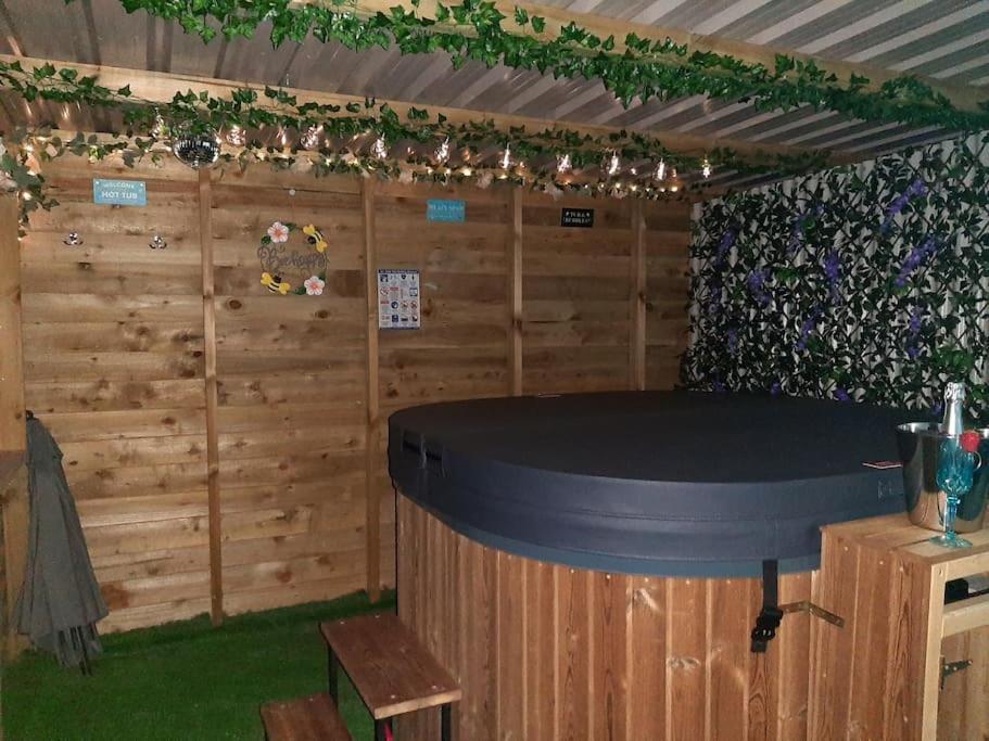 Anglesey New Modern Shepherds Hut With Hot Tub * Gwalchmai
