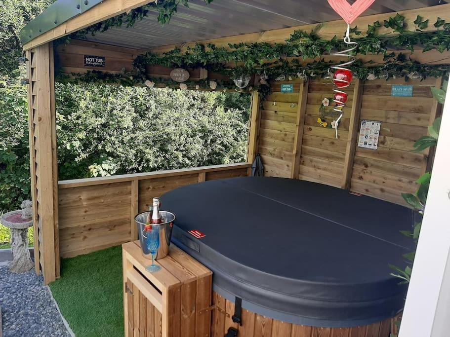 Anglesey New Modern Shepherds Hut With Hot Tub Holiday home Gwalchmai