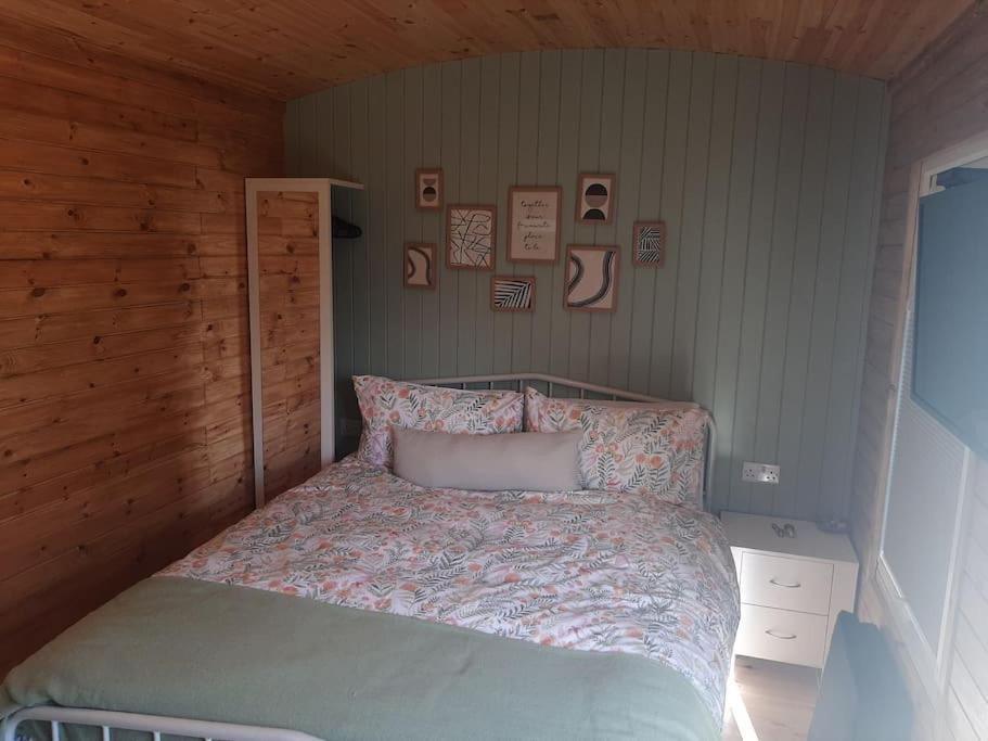 Anglesey New Modern Shepherds Hut With Hot Tub *