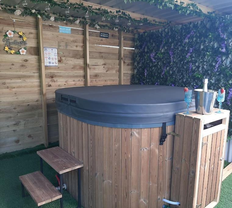 Holiday home Anglesey New Modern Shepherds Hut With Hot Tub *