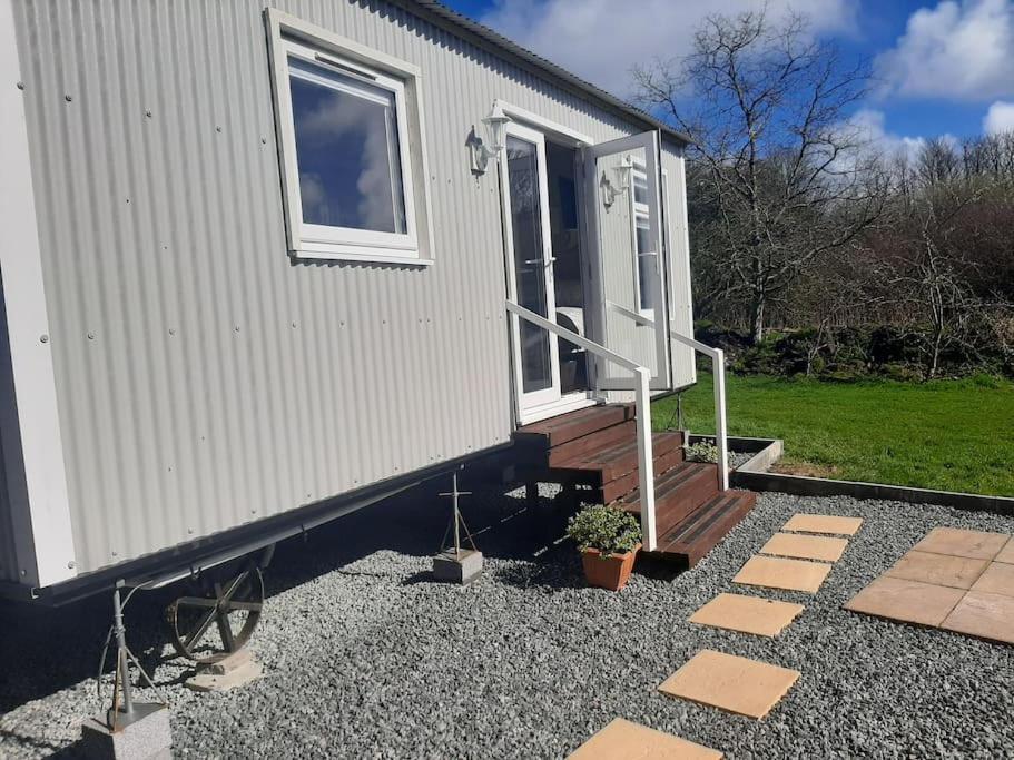 Holiday home Anglesey New Modern Shepherds Hut With Hot Tub Gwalchmai