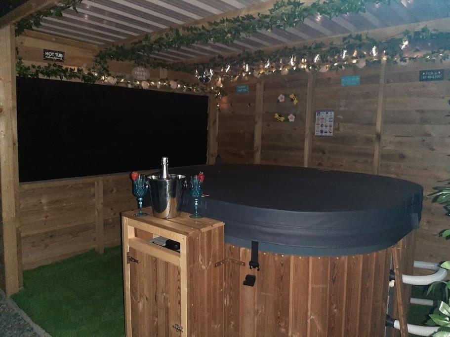 Anglesey New Modern Shepherds Hut With Hot Tub Holiday home *