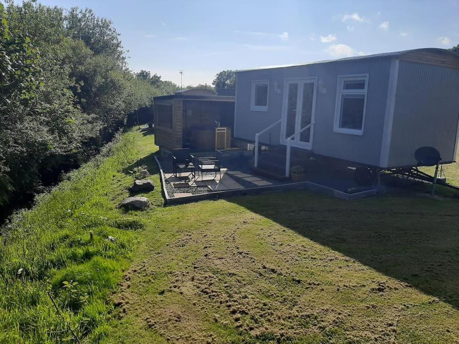Holiday home Anglesey New Modern Shepherds Hut With Hot Tub Gwalchmai