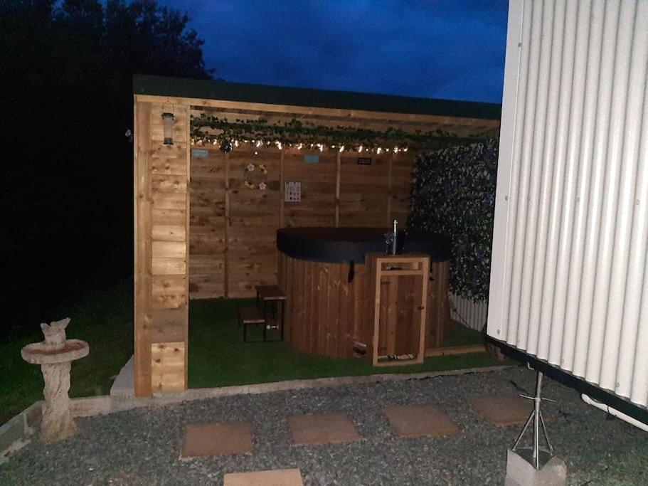 Anglesey New Modern Shepherds Hut With Hot Tub Holiday home Gwalchmai